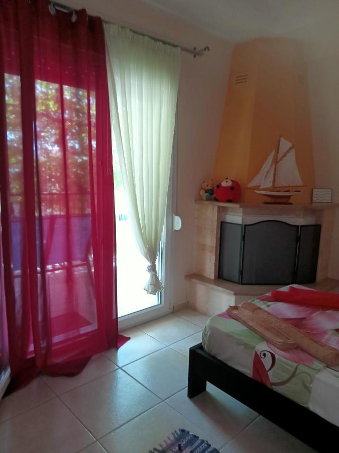 Oasis Apartment ネア・ミカニオーナ エクステリア 写真